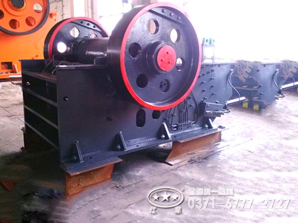 煤塊液壓保護(hù)顎式破碎機