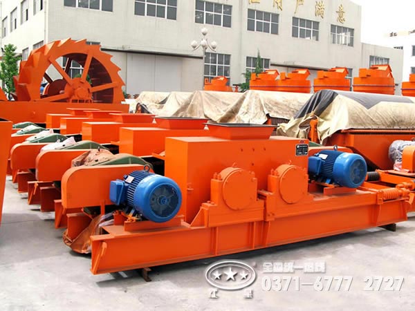 對(duì)輥破碎機(jī)廠家車(chē)間一角