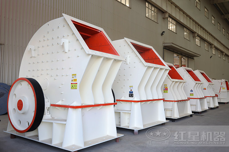PCZ重錘式破碎機(jī)進(jìn)料口大，石料可一次破碎成型