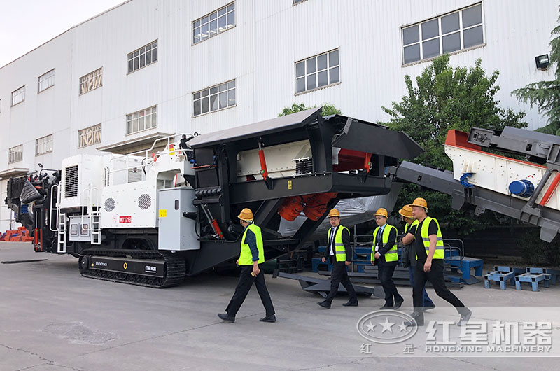 廣東清遠(yuǎn)用戶來廠參觀移動(dòng)破碎機(jī)