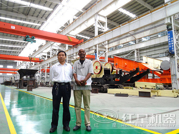 客戶來廠訂購(gòu)石頭粉碎機(jī)