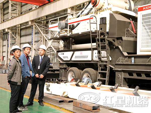 客戶來廠參觀移動砸石機(jī)