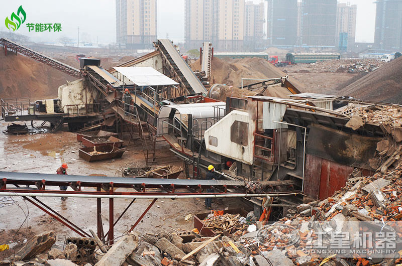 移動(dòng)破碎機(jī)處理建筑垃圾，湖南客戶現(xiàn)場(chǎng)