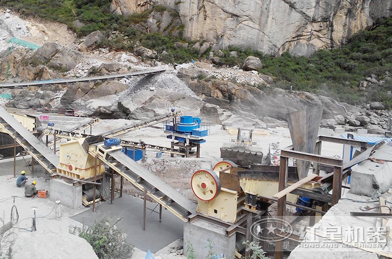 顎式破碎機(jī)、反擊破碎機(jī)、制沙機(jī)三機(jī)制沙現(xiàn)場(chǎng)