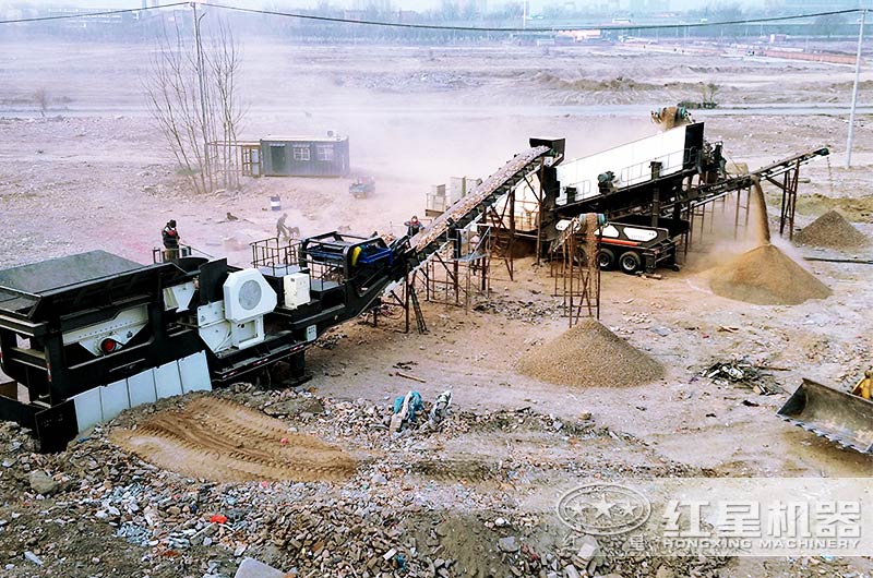 輪胎式移動建筑垃圾粉碎機作業(yè)現場