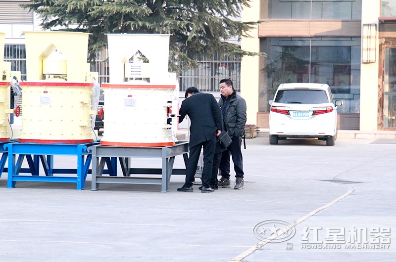 河北保定用戶來(lái)廠考察選購(gòu)復(fù)合立式破碎機(jī)